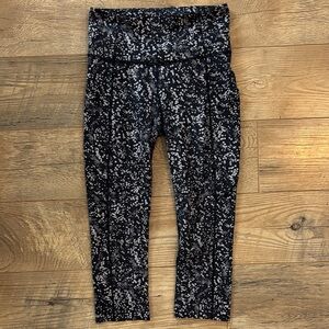 Lululemon Leggings Size 4 Highrise Crop 18 inch Black & Gray Pattern
